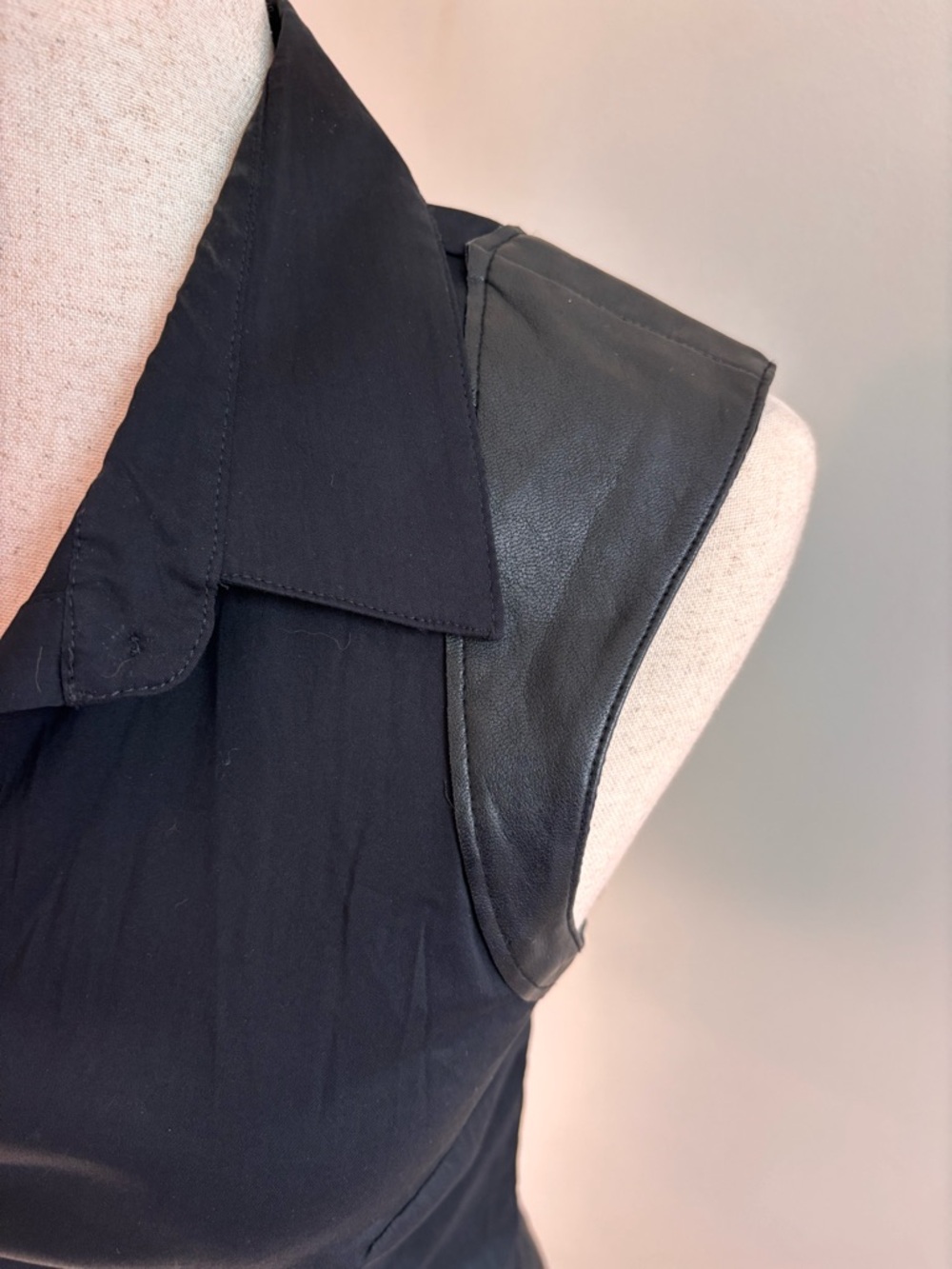 Bailey 44 Black button down sleeveless blouse with faux leather Small - Picture 5 of 10